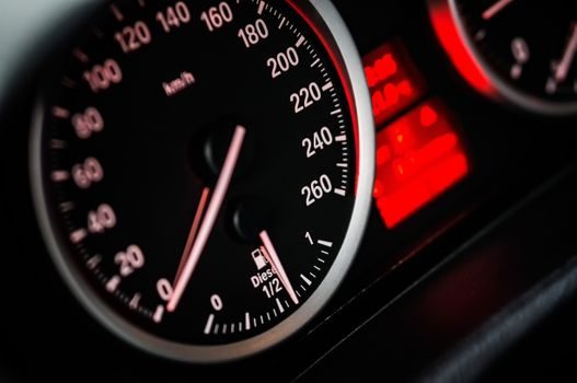 tableau de bord de voiture diesel avec voyant FAP orange allumé et compteur kilométrique visible