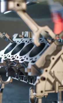 gros plan sur un bloc moteur essence quatre cylindres sous le capot ouvert d'une Mini Countryman de première génération, atelier lumineux
