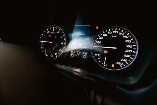 gros plan sur le combiné d'instruments d'un utilitaire Renault Trafic avec le voyant service en forme de clé à molette allumé au tableau de bord, contact mis, moteur éteint