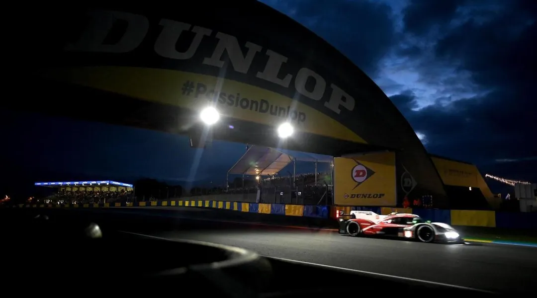 Course de nuit aux 24 Heures du Mans 2026 sous le pont Dunlop