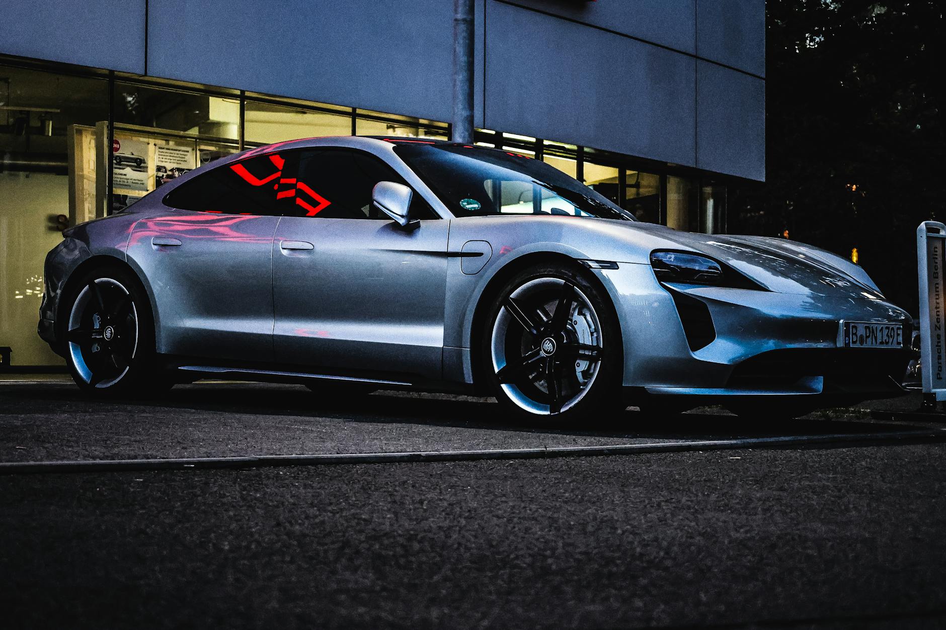 Porsche Taycan : Guide Complet, Versions et Performances