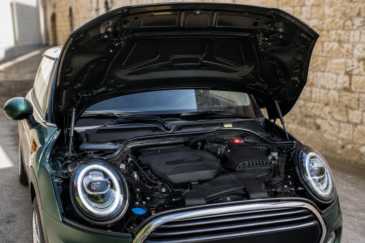 Comment ouvrir le capot d'une Mini, quel que soit le modèle ?